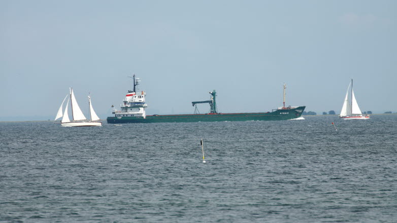 Fartyg och segelbåtar på öppet hav.